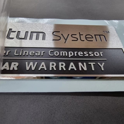 Professionelle Anpassung von Logos aus Metall-Aluminium