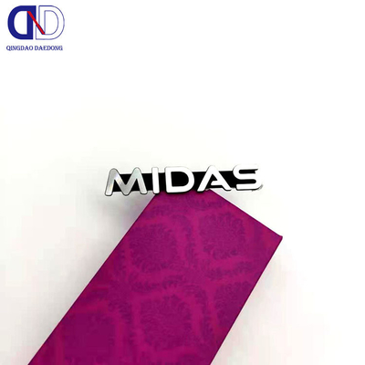 Hochgeforderte kundenspezifische Produktion von Aluminium-Metall-Logo für OEM-Installationsanforderungen