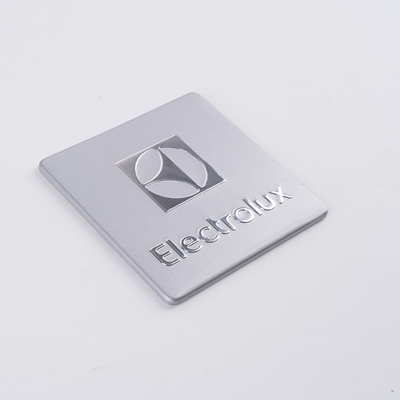 Direktverkauf von professionellen elektrogestalteten Nickelmetalllogos für OEM-Installationen